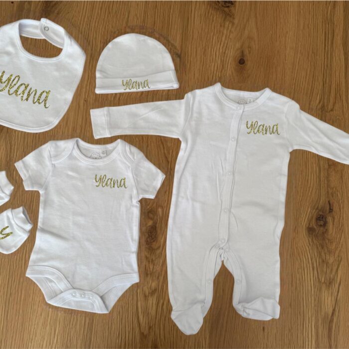 Coffret Tenue de Naissance Personnalisée – 6 pièces