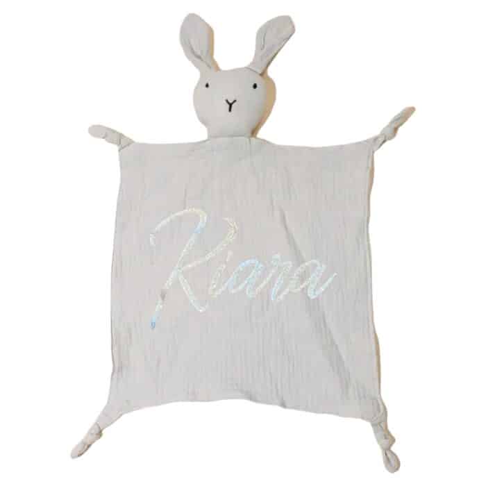 Coffret personnalisable couverture polaire légère, doudou lapin et attache tétine – Image 9