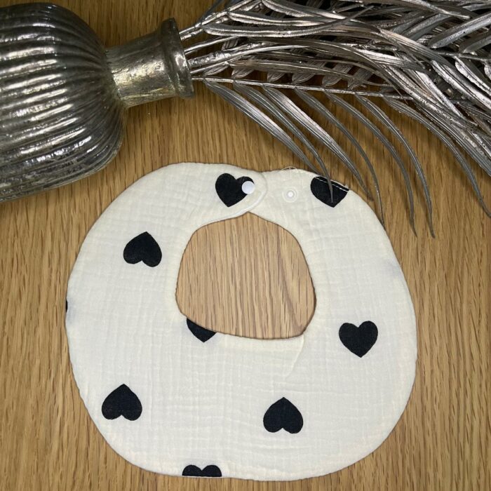 Bavoir motif cœur noir