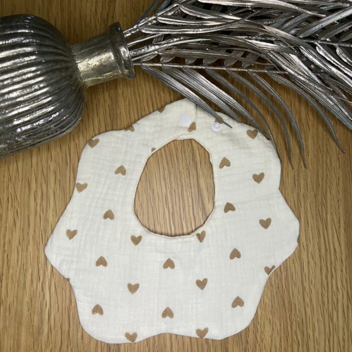 Bavoir motif cœur marron