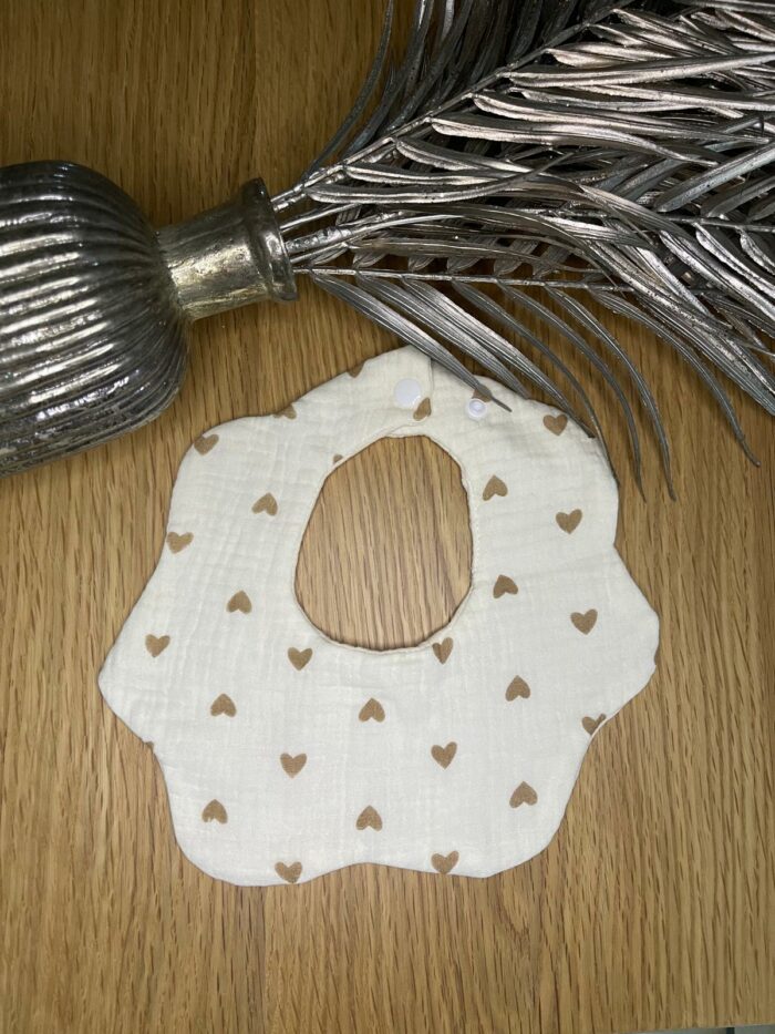Bavoir motif cœur marron