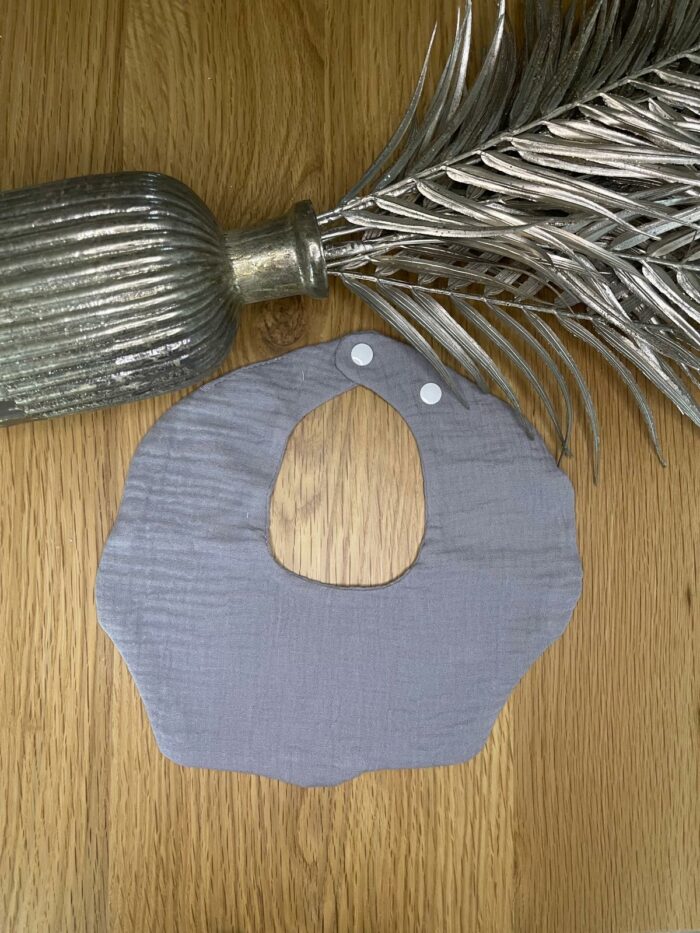 Bavoir gris personnalisable – Image 2