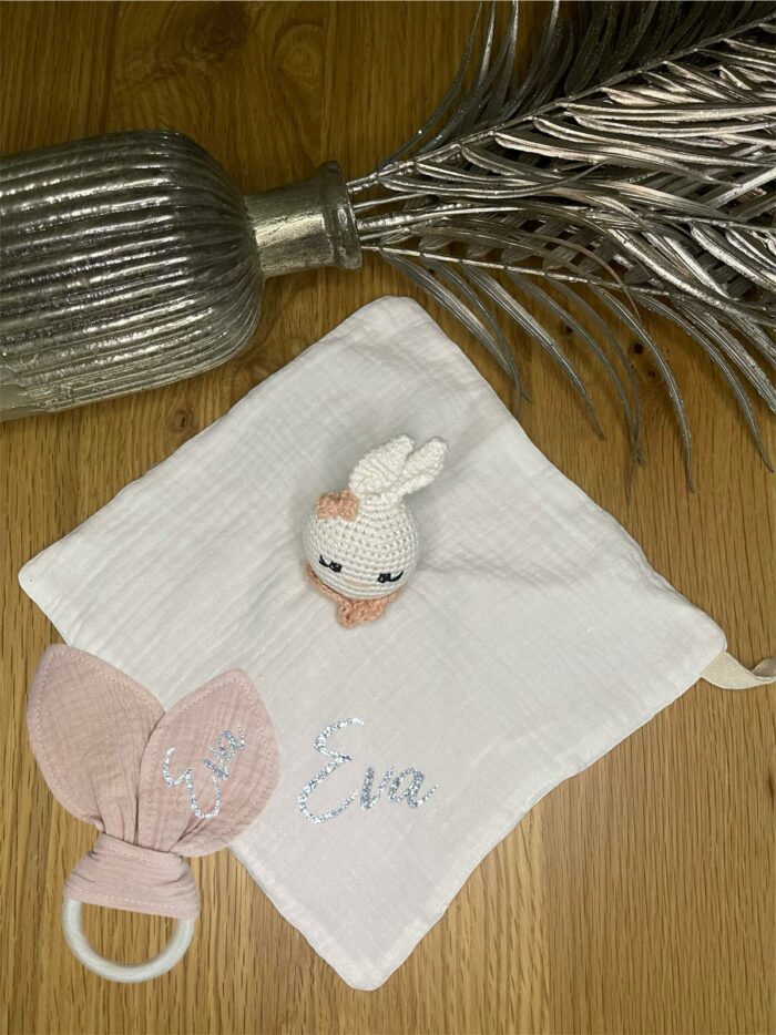 Coffret doudou + hochet blanc rose personnalisable