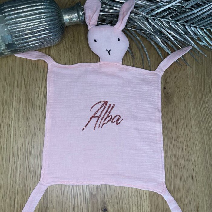 Doudou lapin gaze de coton rose personnalisable