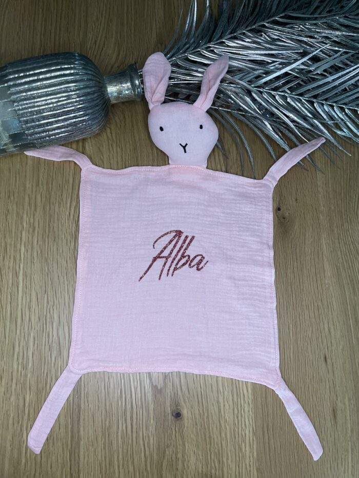 Doudou lapin gaze de coton rose personnalisable