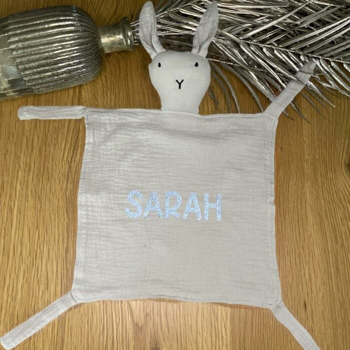 Doudou lapin gaze de coton gris personnalisable